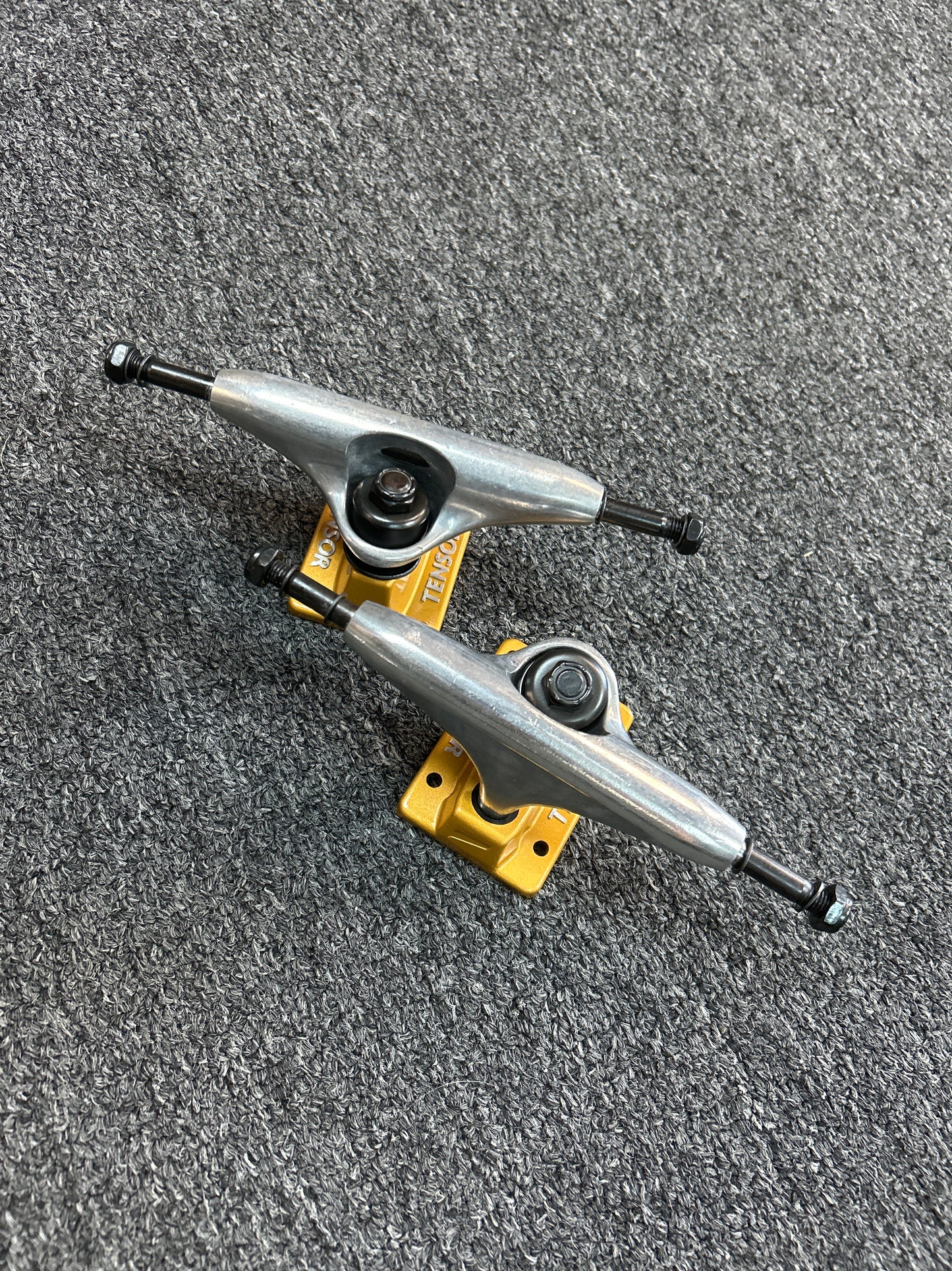Tensor Alloy 5.0 trucks raw / gold Set