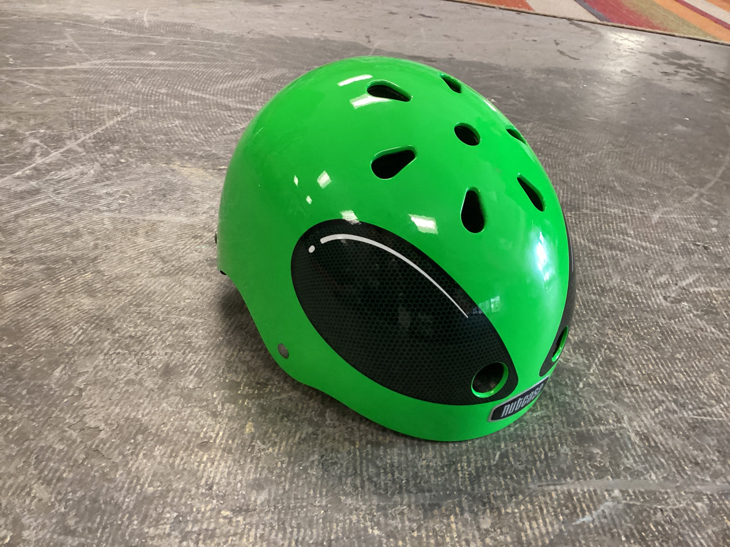 Nutcase M helmet alien eyes green