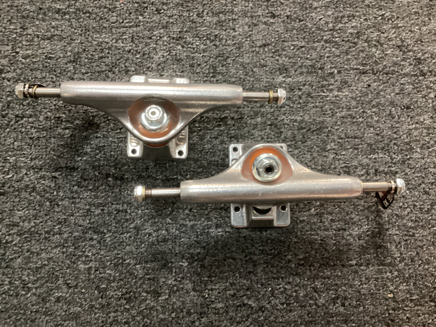 Independent 139 trucks set stage 11 hollow silver