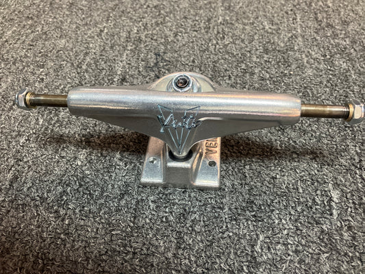 Venture 5.2 L Trucks Pro Yuto Liquid Charm