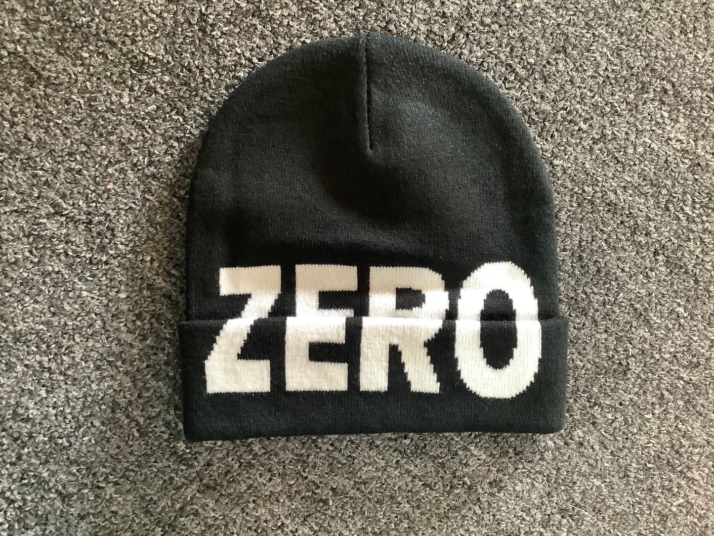 Zero beanie bold double print black white hat