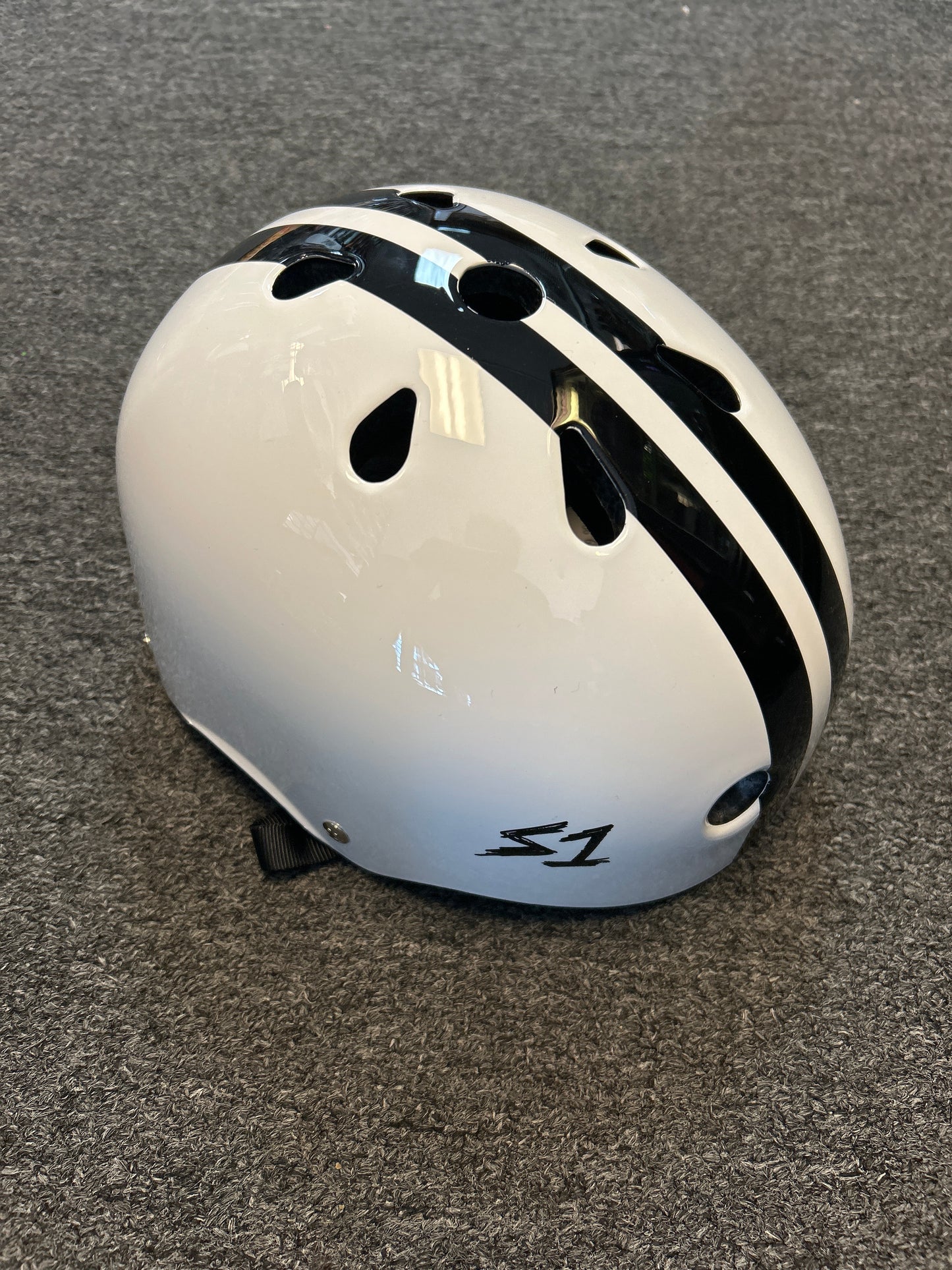 S1 M helmet white w black stripes