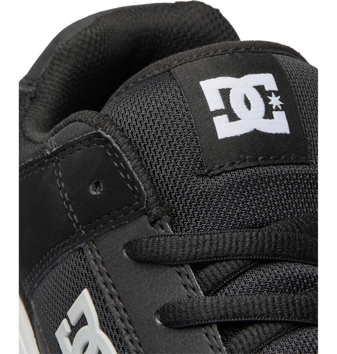 DC SHOES Manteca 4 Skateboard Shoes Black / White