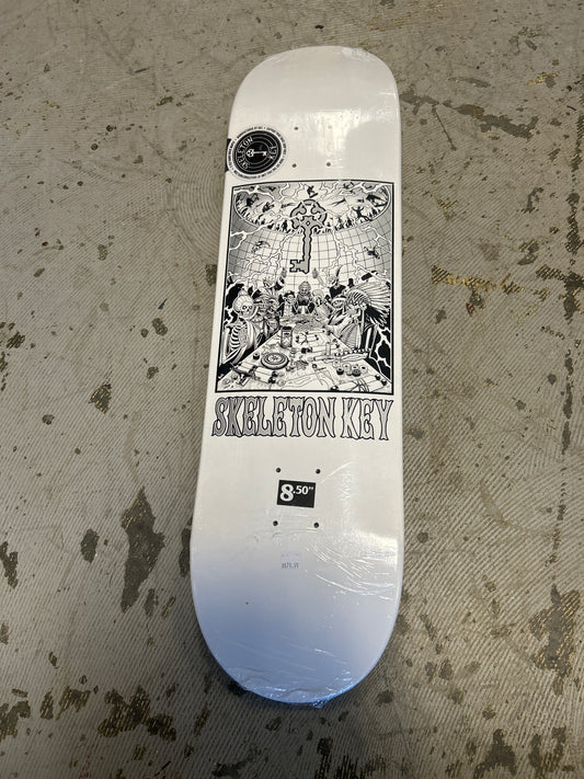 Skeleton Key 8.5 deck Cheers Dinner pirate white black