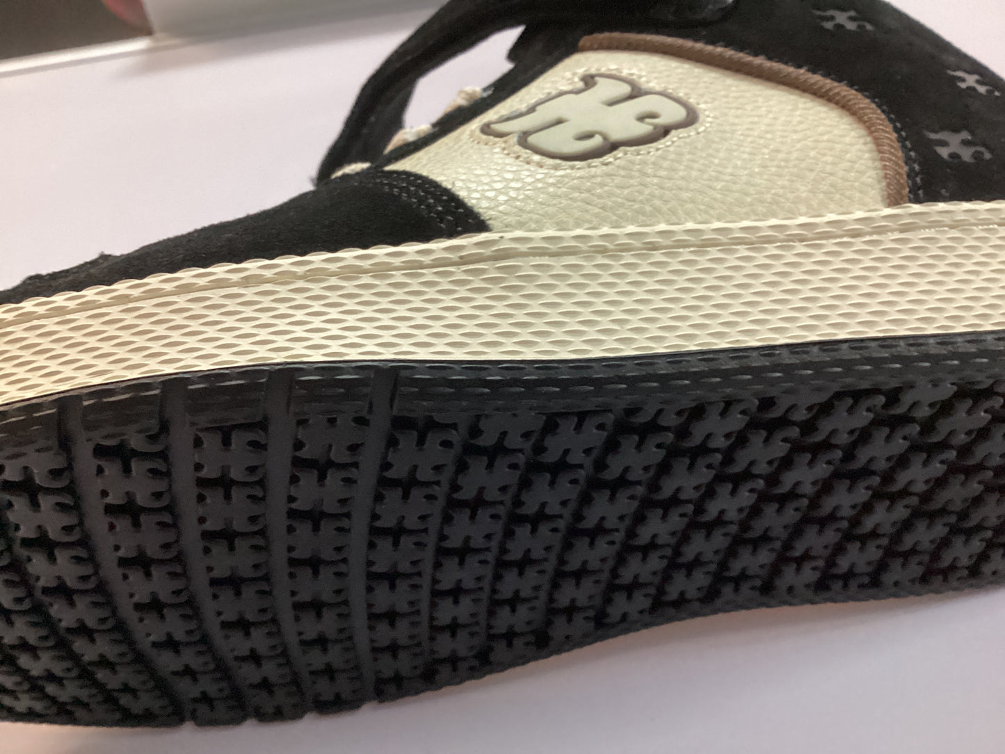 Ipath skateboard shoes GRASSHOPPER BLACK SUEDE & CREAM