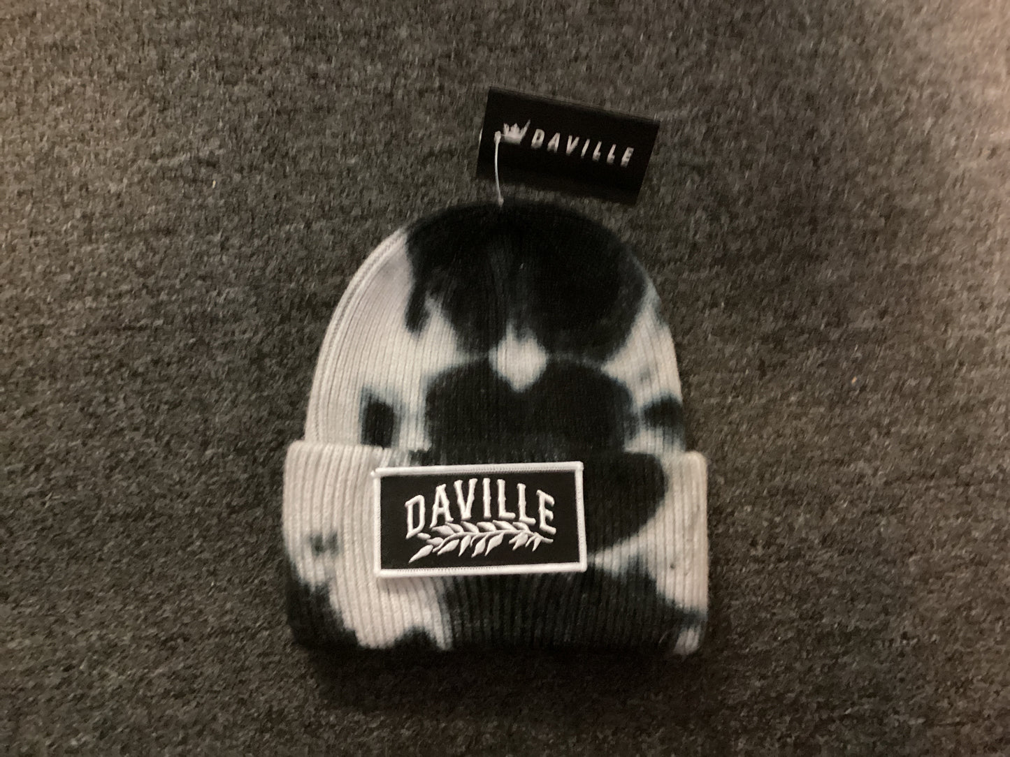 Daville beanie Leaf Logo tie dye white blue black thick ribbed